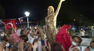 Dikili’de Kadın Hakları Parkı ve ilk Kadın Heykeli açıldı!