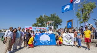 Dikili’de Mavi Bayrak gururu: Çandarlı Doğu Plajı'nda göndere çekildi 