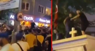 Kilisenin kapı duvarına çıkıp dans eden üç kişi gözaltına alındı