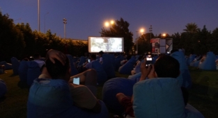 Yeniden Sinematek başladı: İzmirlilerin açık havada sinema keyfi.. 