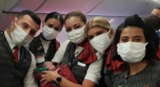 Afganistan'dan tahliye edilen kadın THY uçağında doğum yaptı