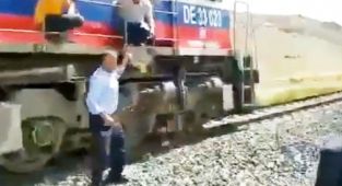 Bahşiş için trenle düğün konvoyunun önünü kestiler