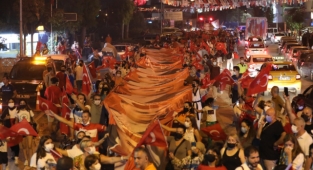 Bayraklı'da Zafer Bayramı coşkusu sokaklara yansıdı! 