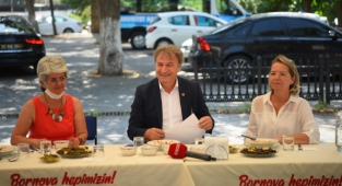 Bornovalı kadınlardan aşure buluşması