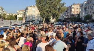 Bostanlı'da halk protesto etti: Şehrin göbeğindeki 