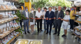 Esnaf memnun: Konak'ta ilk online ruhsatlar teslim edildi