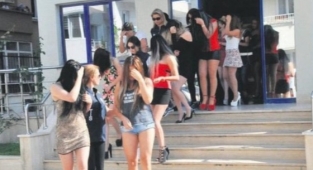 Fuhuş baskınında 2 muhtar yakalandı: İkamet kontrolü için geldik