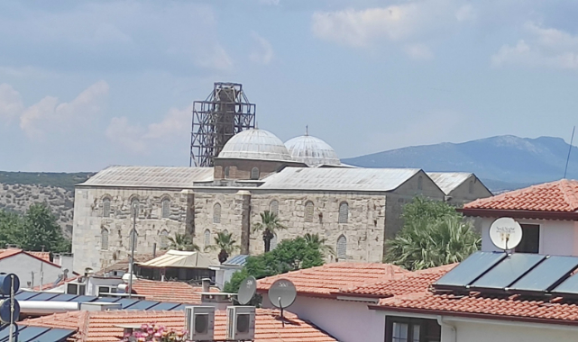 İki senedir restorasyonu bitmedi: 600 yıllık İsabey Camii'nin minaresi yıkılmak üzere