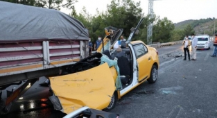 İzmir'de ticari taksi tıra ok gibi saplandı: 1 ölü, 2 ağır yaralı