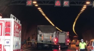 İzmir'de tünel girişinde kaza: Otomobil alev aldı, 4 ölü