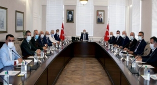 İzmir Valisi Köşger'den afetzedelere yardım konusunda birlik çağrısı