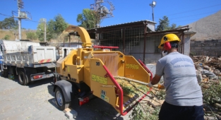 Karabağlar'a dal öğütme makinesi kazandırıldı