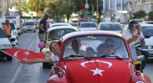 Karşıyaka'da kadın Vosvoscular'dan Zafer turu!