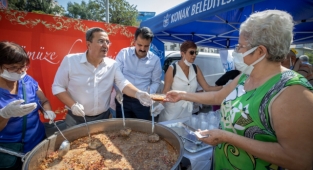 Konak’ta aşure bereketi paylaşıldı