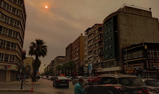 Orman yangınlarının dumanı İzmir’de: Kent sarı-kızıl bir gökyüzüne uyandı