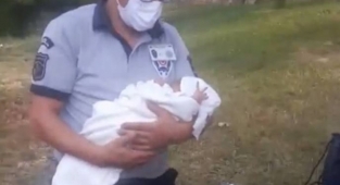 Parktaki çantanın içinden yeni doğmuş bebek çıktı: Göbek bağı bile kesilmemiş