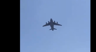 Uçaktan düşen Afganların tişörtünü yaptılar