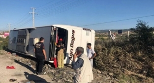 Uşak'ta feci kaza: Yolcu otobüsü şarampole yuvarlandı