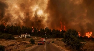 Yunanistan yangınlarla mücadele ediyor