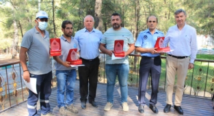 Başkan Karakayalı'dan zabıta personeline plaket