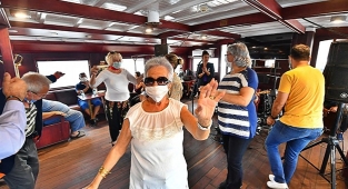 Büyükşehir'den huzurevi sakinlerine körfez turu