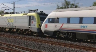 Faciadan dönüldü: İki tren kafa kafaya geldi