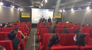 ‘Gezen Sinema Tırı’ Karabağlar’da çocukları sevindirdi