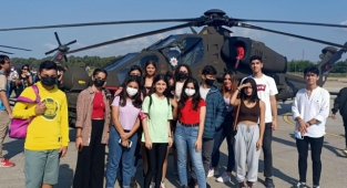 İzmir'in gökyüzünde şölen: Helikopterler öğrenciler için havalandı!