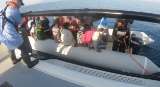 İzmir açıklarında 166 kaçak göçmen kurtarıldı 