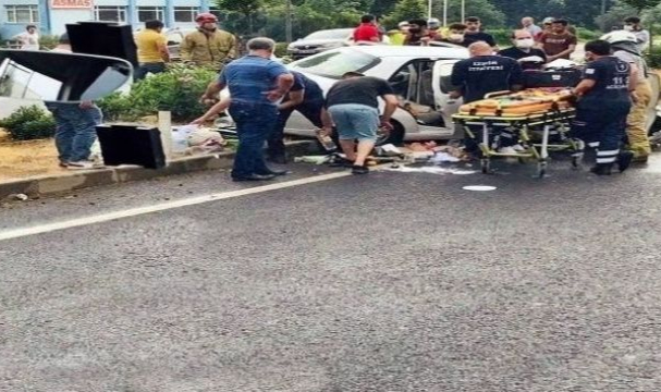 İzmir'de iş makinesi ve otomobil çarpıştı: 1 kişi hayatını kaybetti