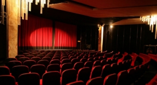 İzmir Devlet Tiyatrosu perdelerini aralıyor