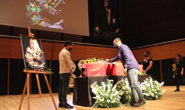 “İzmir Şehir Tiyatroları’nı sonsuza kadar yaşatacağız”