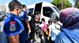 İzmir zabıtasından öğrenci servislerine sıkı denetim