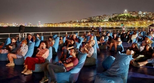 İzmirliler denizde sinemayı sevdi!