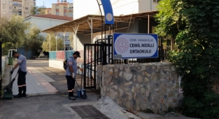 Karabağlar'da okullara temizlik desteği