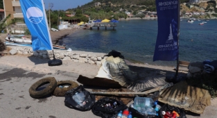 Karaburun'da kıyı temizliği yapıldı: Denizden çıkanlar şaşkına çevirdi! 