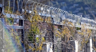 Karşıyaka'da örnek karar:Bahçelere 'jiletli tel' çekilmesi yasaklandı!