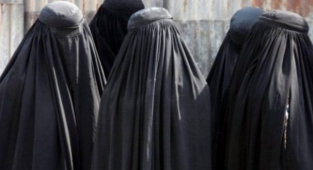 Taliban öğrencilere peçe takma zorunluluğu getirdi