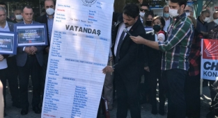 CHP Konak'tan sıradışı 'zam' eylemi: Vatandaşa kesilen 'Dev fatura'