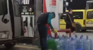 CHP’li Özkoç “AKP utansın” notuyla paylaştı: Zam öncesi vatandaş damacanaya benzin doldurdu!