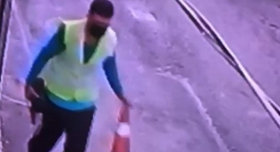 İşçi yeleği giyip hırsızlık yaptılar!