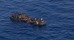 İzmir açıklarında 10 düzensiz göçmen kurtarıldı