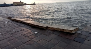 İzmir'deki fırtına yüzlerce kiloluk betonları yerinden kaldırdı!