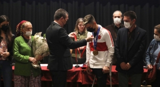 Avrupa Şampiyonu Ampute Milli Takım Oyuncusu Rüstem Kurhan'a, Bergama'dan Ödül