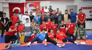 BAYRAKLI'NIN ÇOCUKLARI GÜREŞ MÜSABAKALARINA DAMGA VURDU