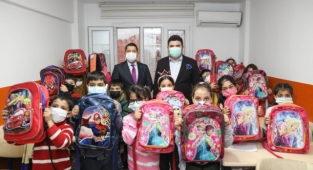 Buca’da öğrencilere kırtasiye yardımı