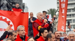 DİSK üyeleri Cumhuriyet meydanı'nda toplandı: 'Saray'a değil, emekçiye bütçe'