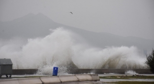 Fırtına, tramvay seferleri durdurdu