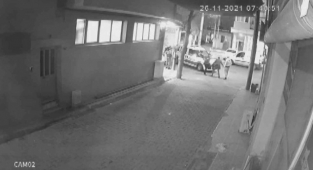 İzmir’de bir şahsı ikaz etmek isteyen polis, sırtından bıçaklandı