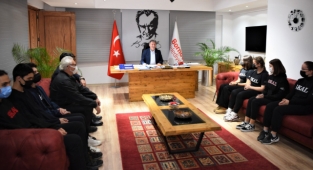 Genç sporculardan Başkan İduğ’a ziyaret